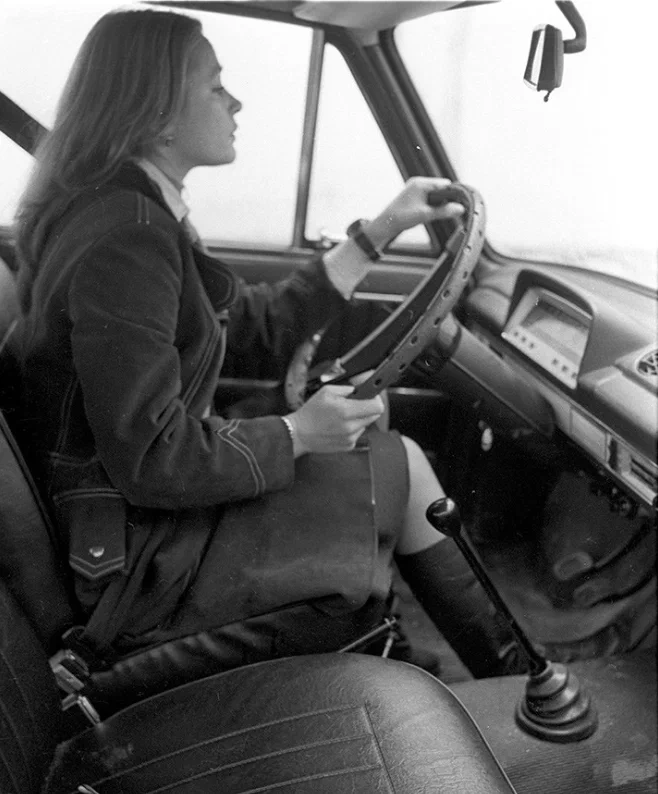 Марина Неёлова за рулём, 1977 год