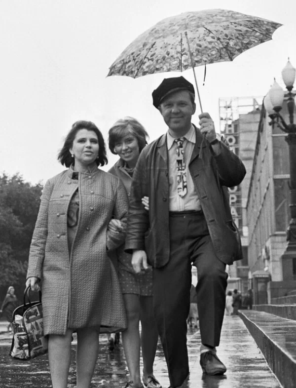Олег Попов с женой Александрой и дочерью Ольгой на прогулке, 1968 год