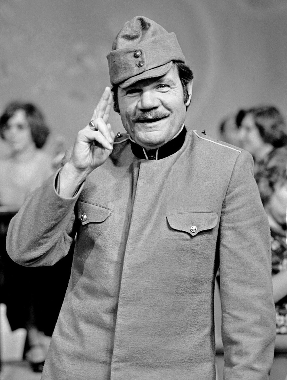 Михаил Пуговкин в роли бравого солдата Швейка на репетиции новогоднего «Голубого огонька», 1976 год