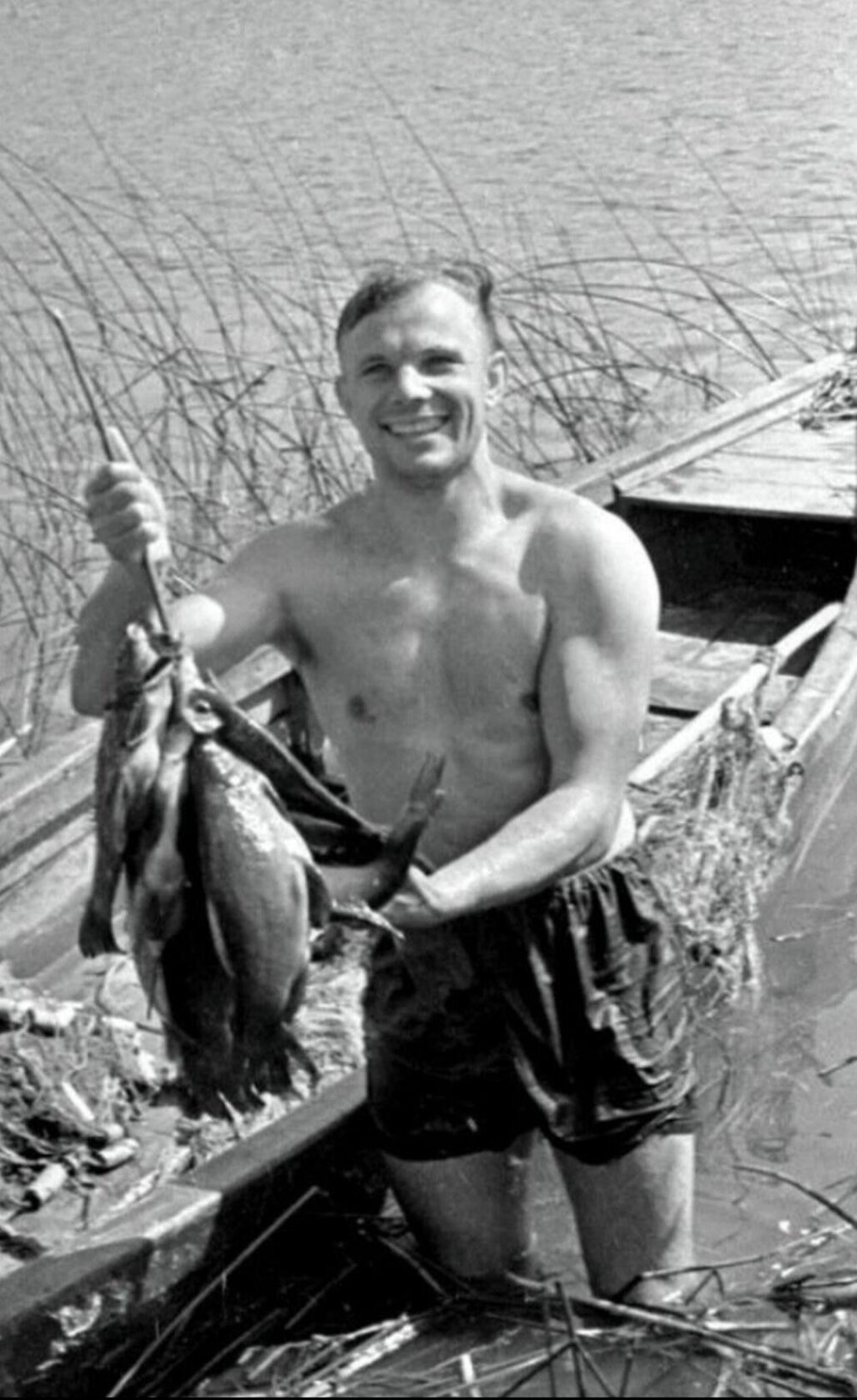 Юрий Гагарин с уловом на реке Угре в окрестностях Гжатска, 1961 год
