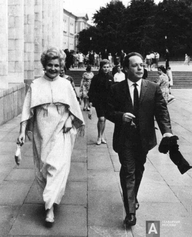 Татьяна Доронина и драматург Эдвард Радзинский  во время проведения VI Московского международного кинофестиваля, 1969 год