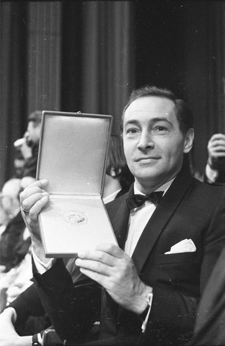 Вячеслав Тихонов на церемонии закрытия VI Московского международного кинофестиваля, 1969 год