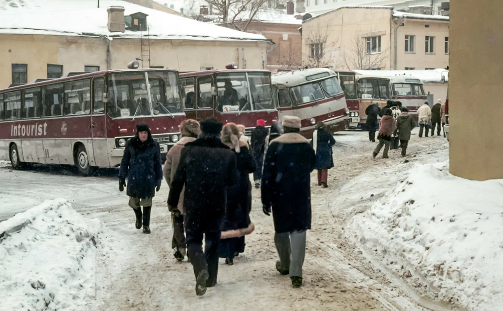 Стоянка туристических автобусов за гостиницей "Интурист".