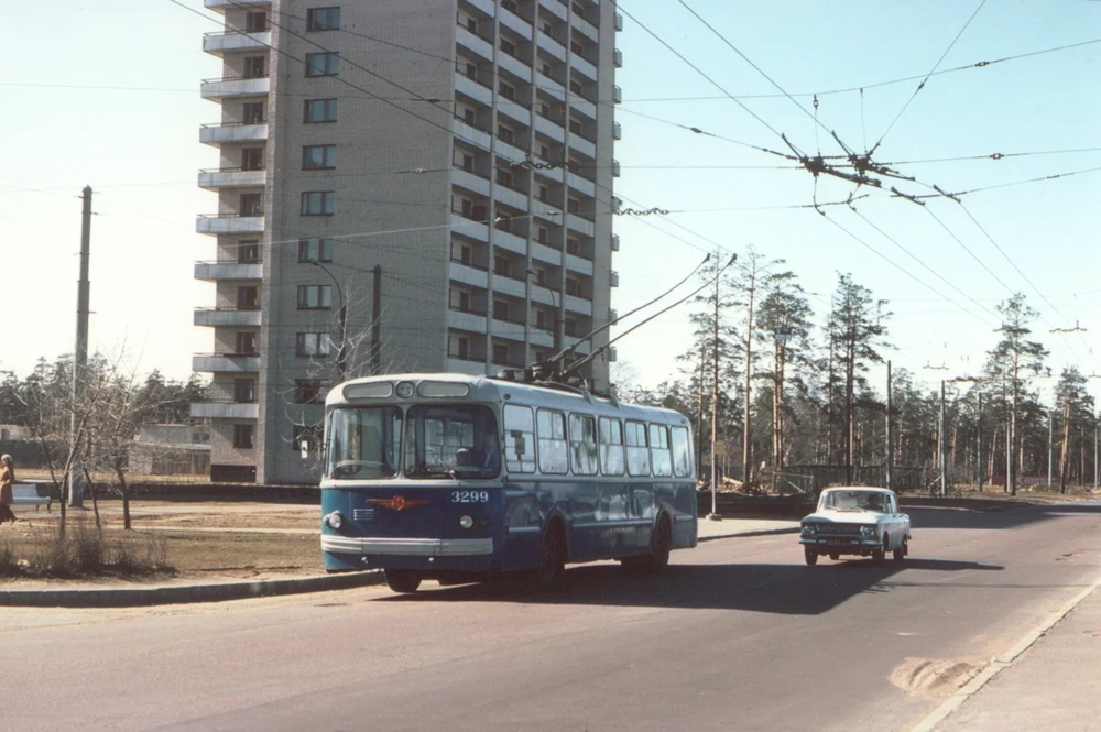 Троллейбус ЗиУ-5 на улице Жака Дюкло напротив Ольгинского пруда.