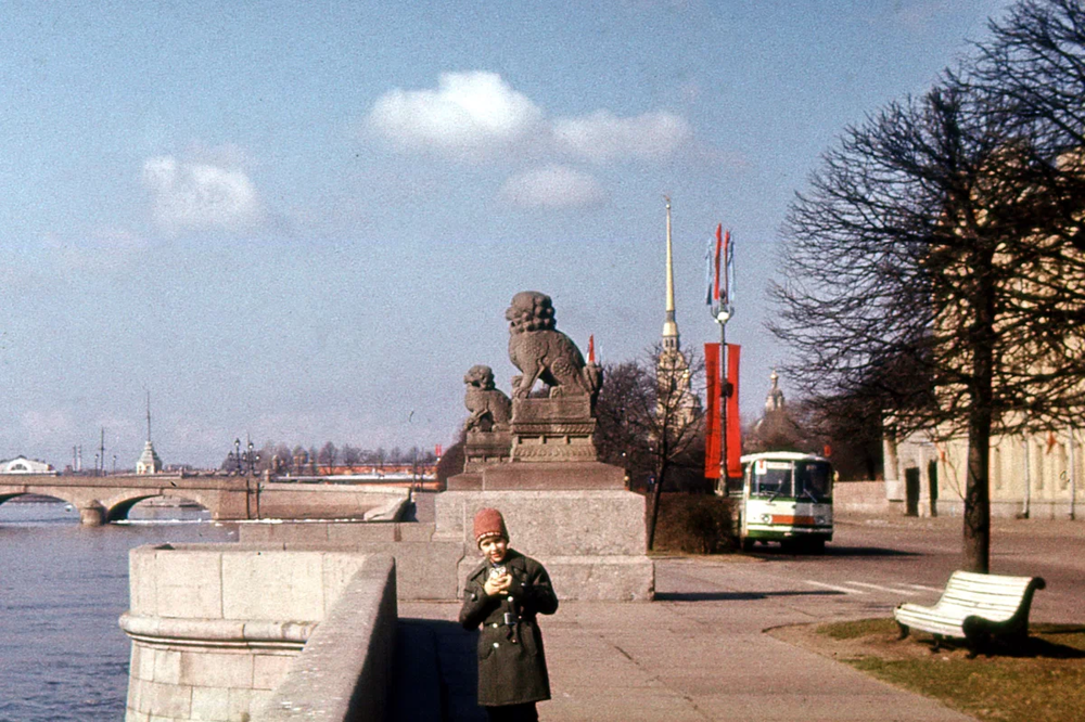 Вид на Петровскую набережную и Троицкий мост.