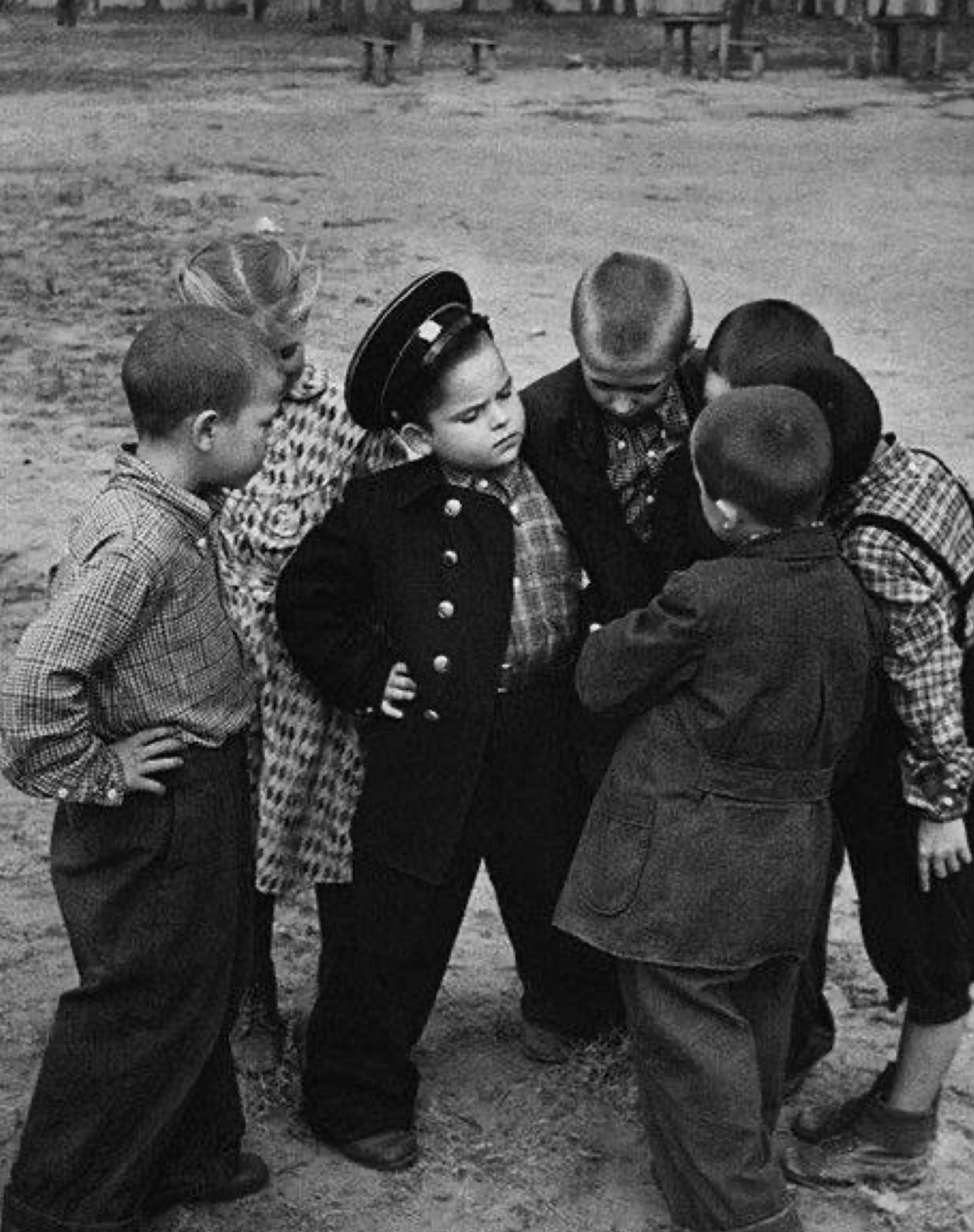 10. Первоклассник показывает друзьям школьную форму, 1955 год