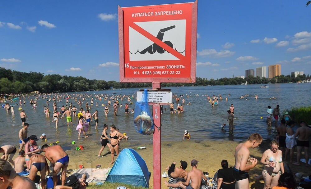 Похлеще, чем в Сочи: москвичи, испугавшись жары, оккупировали водоёмы