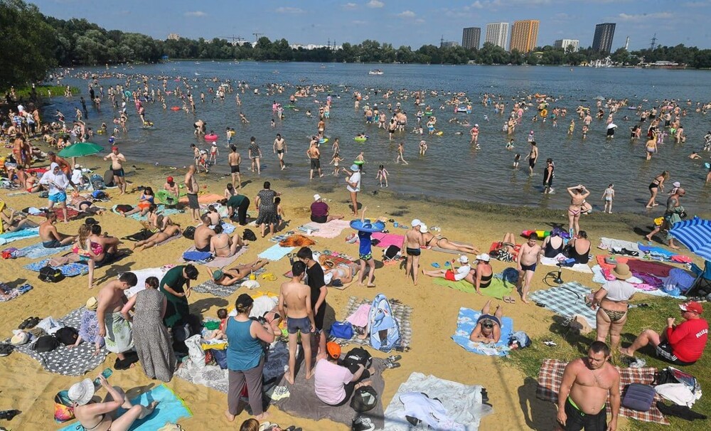 Похлеще, чем в Сочи: москвичи, испугавшись жары, оккупировали водоёмы