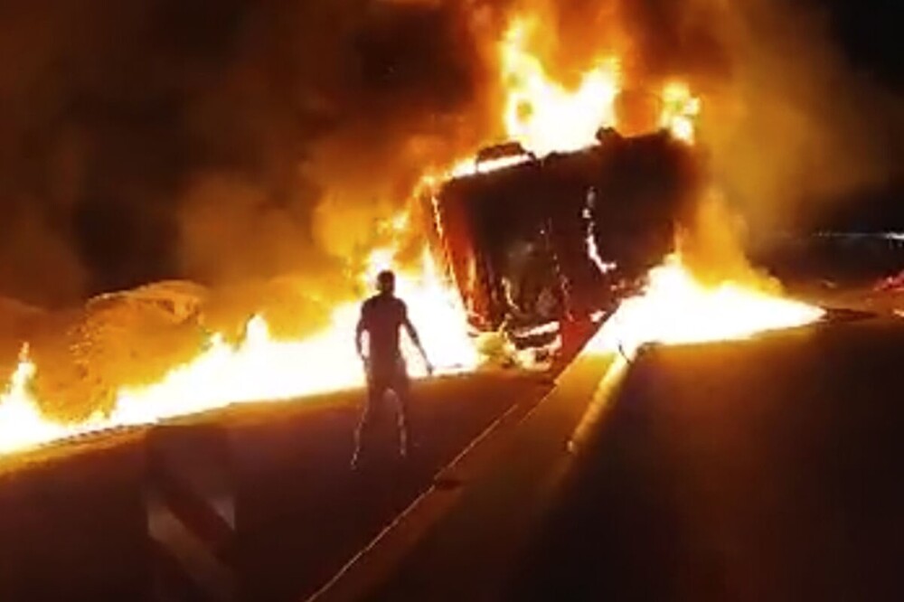 "Вылезай быстрее, сгоришь!": тюменцы спасли водителя фуры, вытащив его за ноги из полыхающего авто