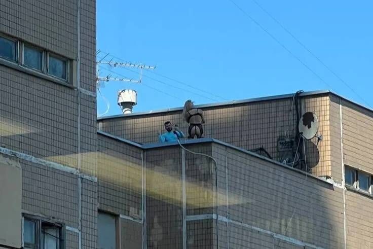 В центре Москвы устроили откровенную фотосессию на крыше многоэтажки