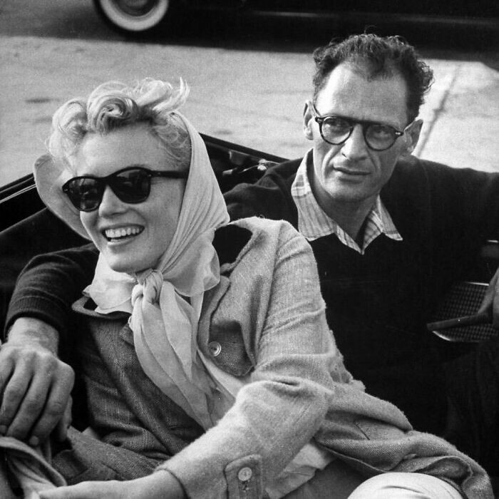 28. Мэрилин Монро и Артур Миллер на своём кабриолете Thunderbird, 1956 год