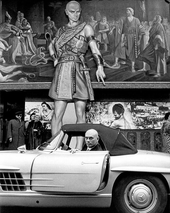 4. Американский актёр Юл Бриннер на премьере фильма "Десять заповедей", где он исполнил роль Рамсеса. 1956 год