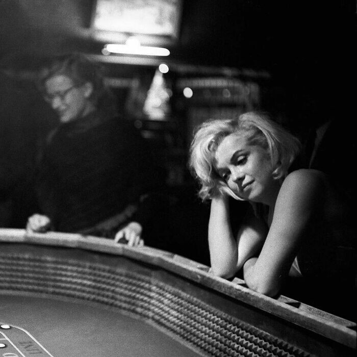7. Мэрилин Монро играет в азартные игры с режиссёром Джоном Хьюстоном во время съёмок фильма «Неприкаянные», 1960 год