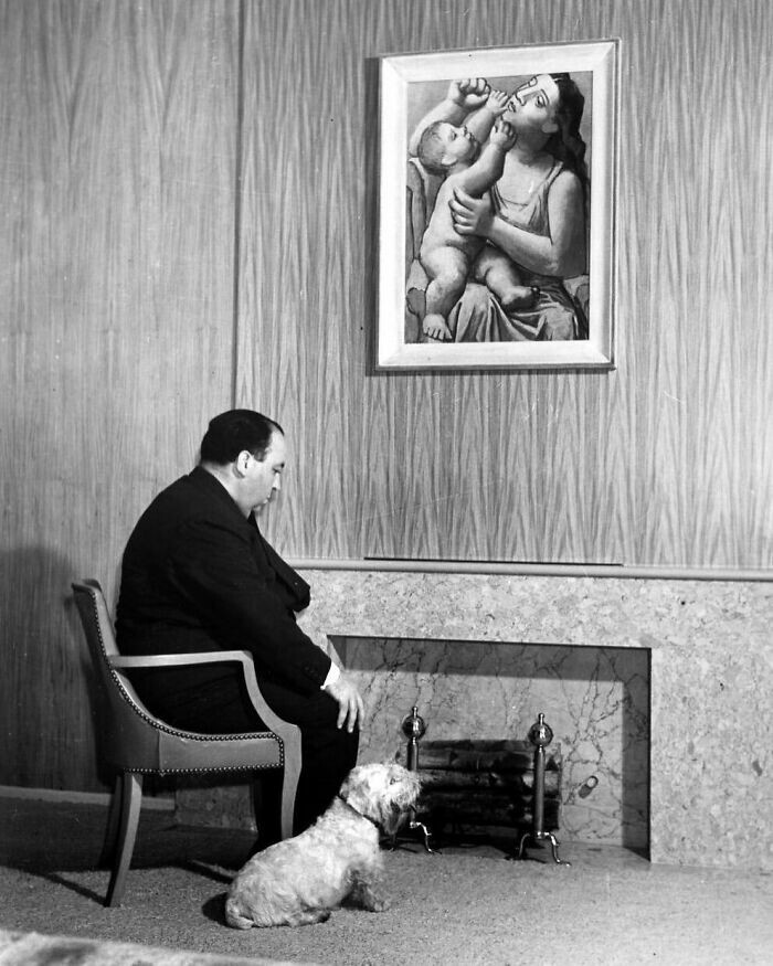 29. Режиссёр Альфред Хичкок в своём доме с собакой, 1939 год