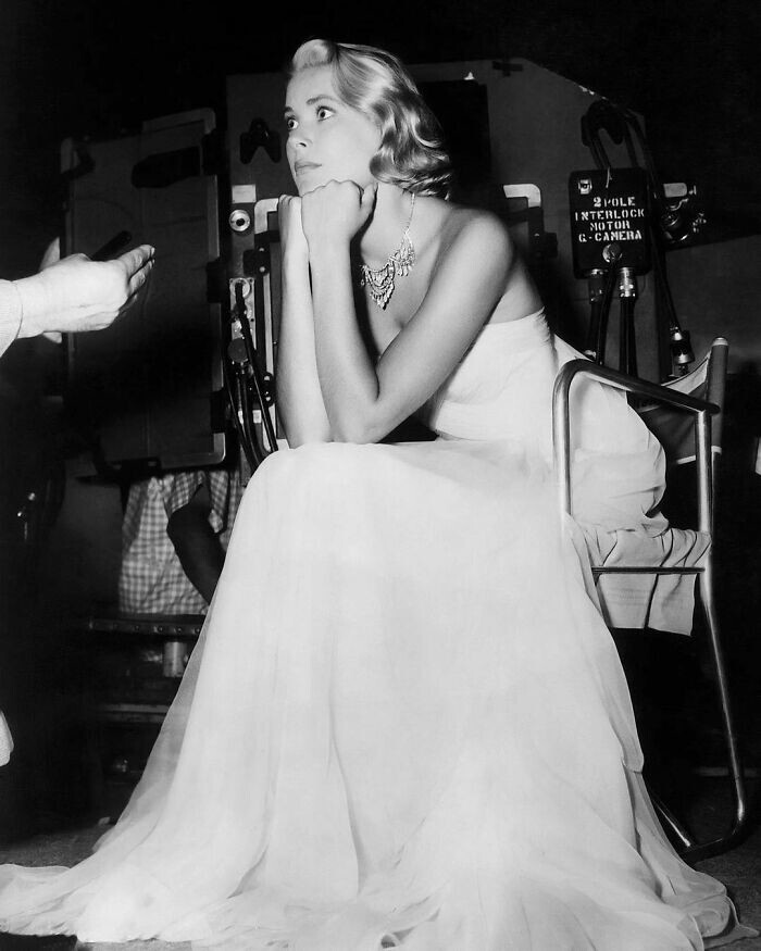 10. Грейс Келли в белом платье на съёмках "Поймать вора", 1955 год