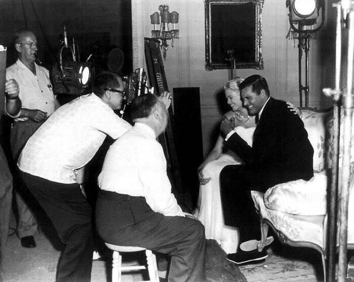 18. Грейс Келли и Кэри Грант смеются на съёмках фильма "Поймать вора", 1955 год