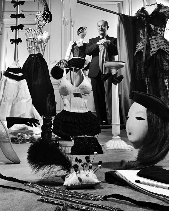 30. Модельер Кристиан Диор в своем парижском ателье, 1948 год