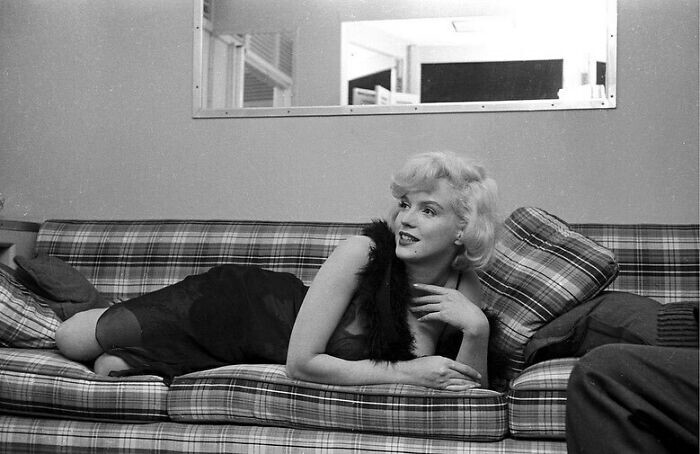 17. Мэрилин Монро отдыхает между дублями на съёмках фильма "В джазе только девушки", 1959 год