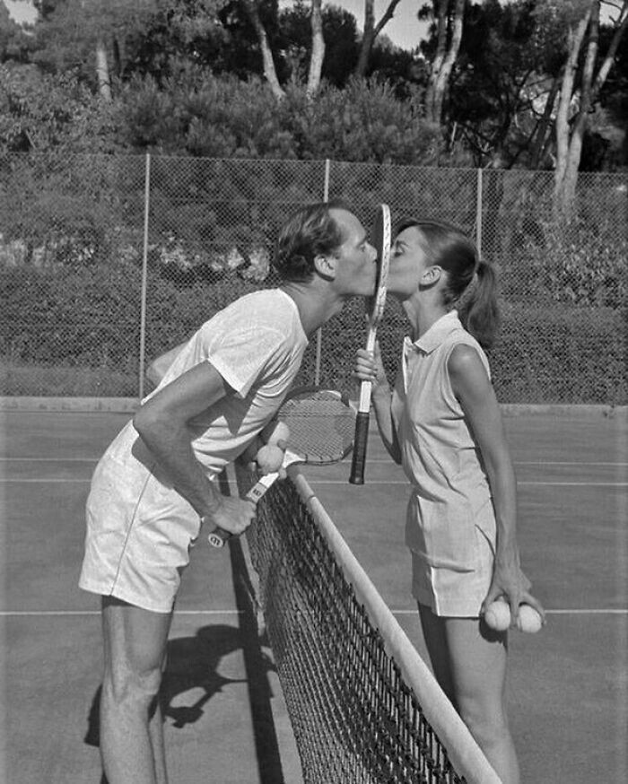 9. Актёр Мел Феррер и Одри Хепбёрн целуются во время теннисного матча на мысе Антиб, Франция, 1956 год