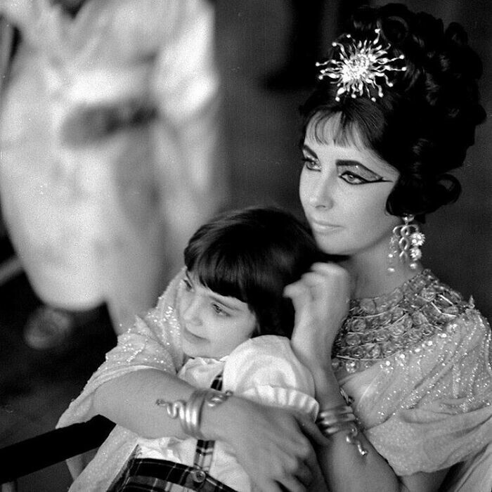 27. Элизабет Тейлор с дочкой Лизой на съёмках фильма «Клеопатра», 1962 год