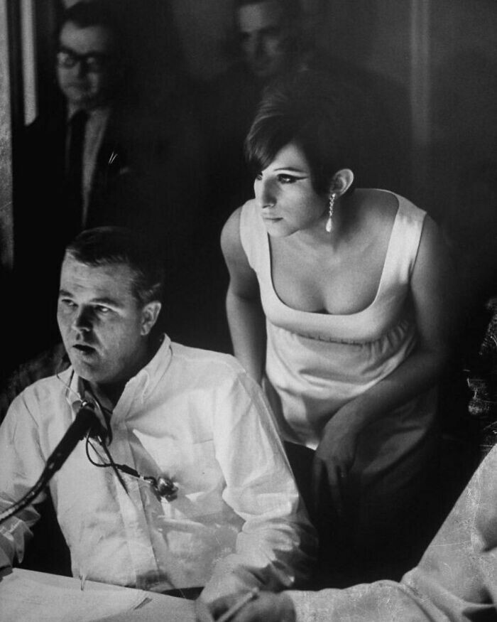 2. Актриса Барбра Стрейзанд во время репетиции шоу в 1966 году