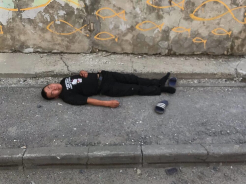 Проходя возле постройки в Новосибирске, парень заметил лежачего мужчину на бетоне