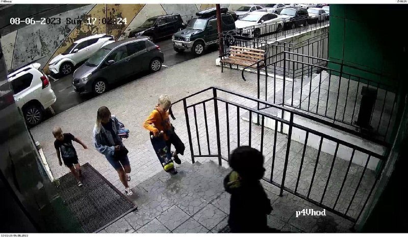 Во Владивостоке дети выкинули скейт с балкона 17 этажа