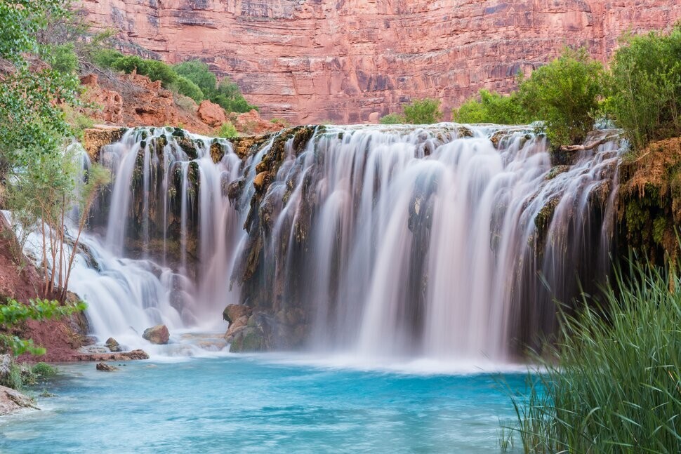После долгого похода нет лучшего способа почувствовать себя отдохнувшим, чем насладиться великолепным водопадом. Фото © GrettyImages