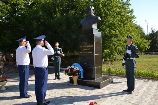 Не как на Украине. В Казахстане прошли торжественные мероприятия в память о легендарном советском летчике-освободителе