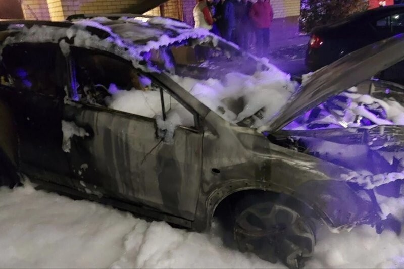 Мигрант сжёг 10 элитных машин в новосибирском гараже, потому что ему не понравился размер зарплаты