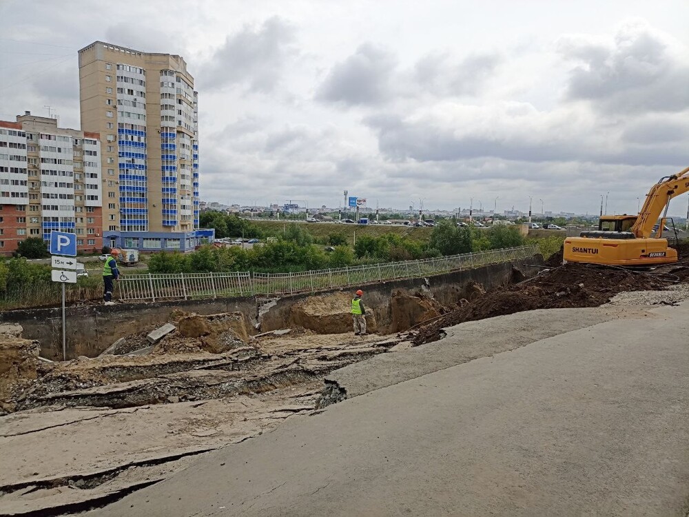 В Омске рядом с новостройкой обвалился грунт