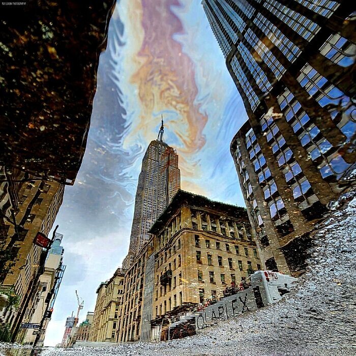 2. Отражение Эмпайр-стейт-билдинг в масляной луже. Нью-Йорк