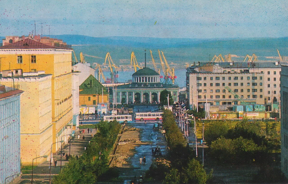 Мурманск, площадь Пять углов, справа видна стройплощадка гостиницы "Арктика", начало 70-х годов.