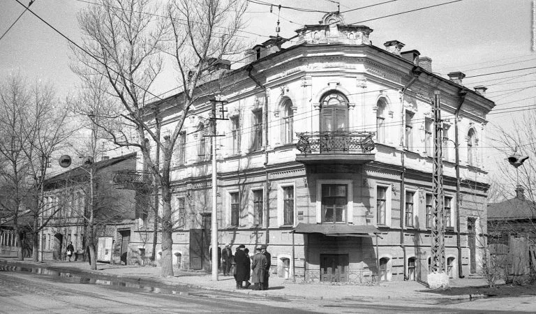 Саратов. Угол улиц Михайловской (Вавилова) и Рахова, 1966 год.