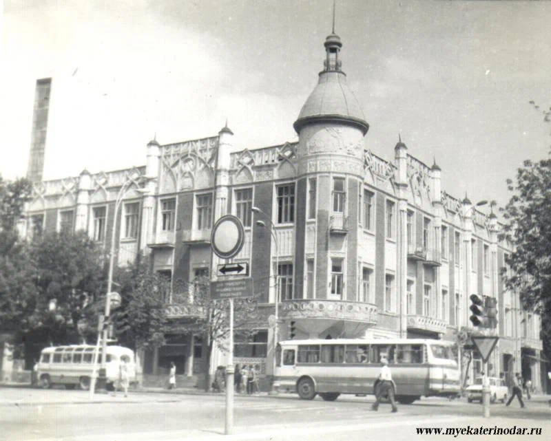 Краснодар, угол улиц Красной и Ворошилова ( ныне Гимназической), конец 70-х - начало 80-х годов.