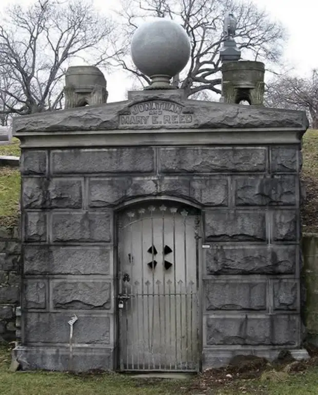 7. Дом на кладбище