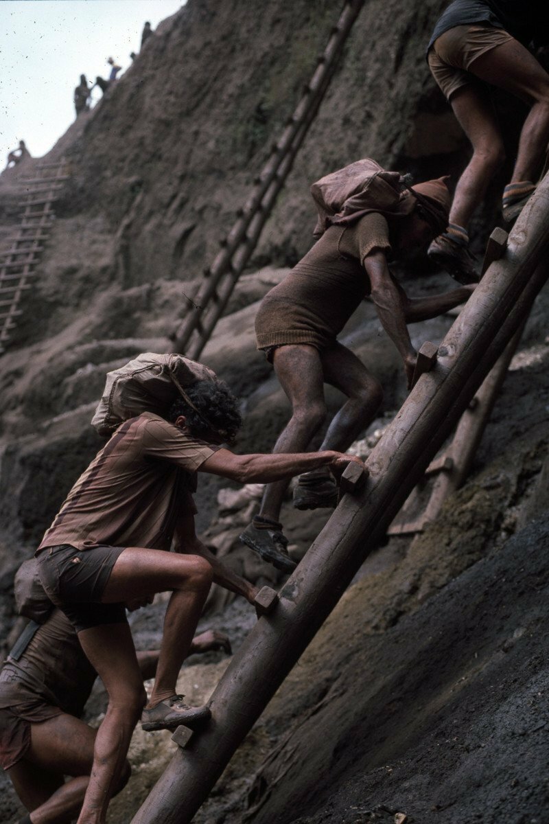 "Грязевые свиньи" — добытчики золота из Бразилии, которые вручную рыли карьер в погоне за благородным металлом