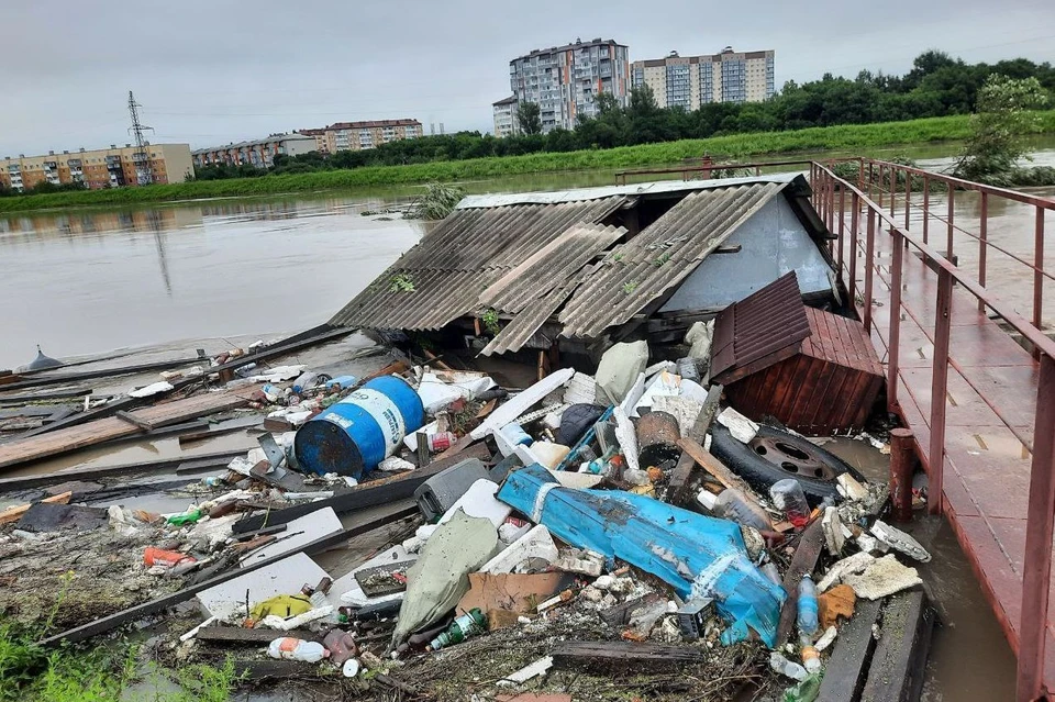 В Уссурийске прорвало дамбу, защищающую город от наводнения
