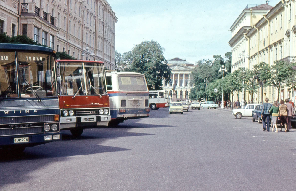 Туристическая автобусы около гостиницы "Европейская" на улице Бродского (ныне - Михайловская улица).
