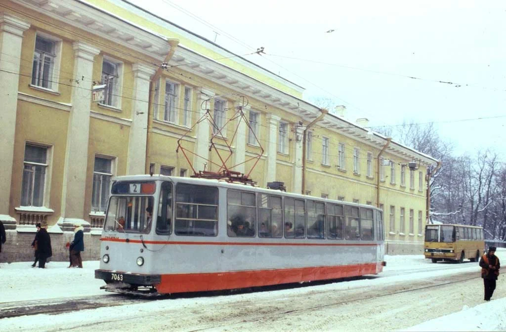 Трамвай маршрута номер два на углу Садовой и Инженерной улиц.