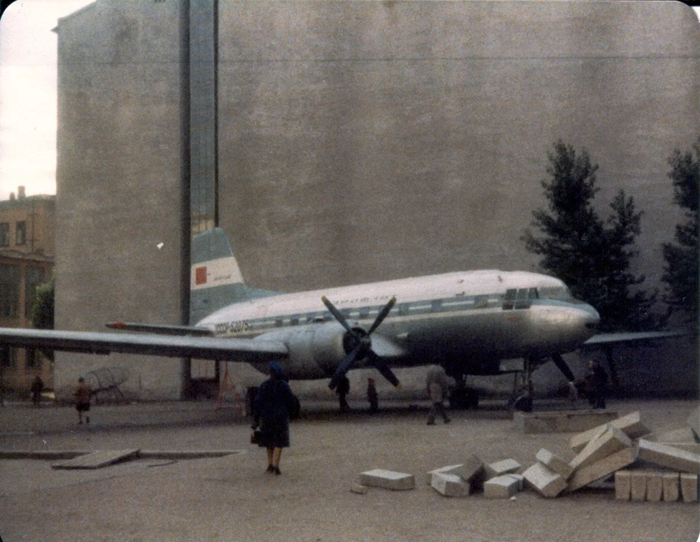 А в одном из дворов на улице Скороходова (ныне - Большая Монетная) в 1977 году можно было обнаружить...самолёт Ил-14.