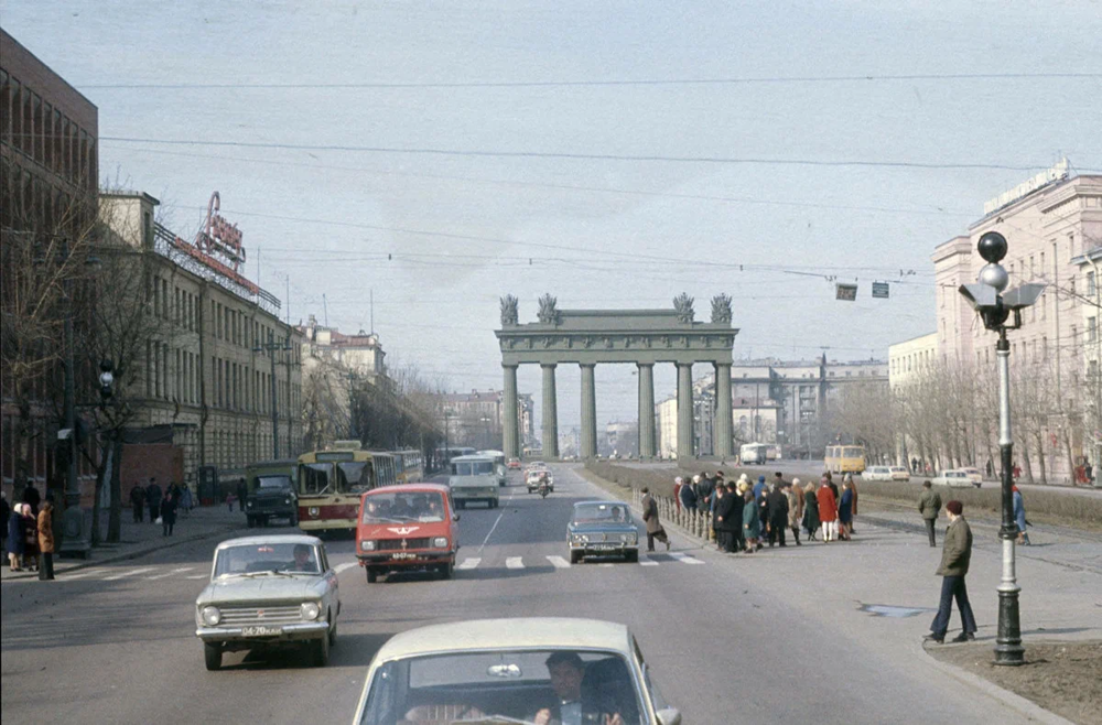 Для начала перенесёмся на Московский проспект. На фото - его перекрёсток с Заставской улицей и Московские ворота на заднем плане.