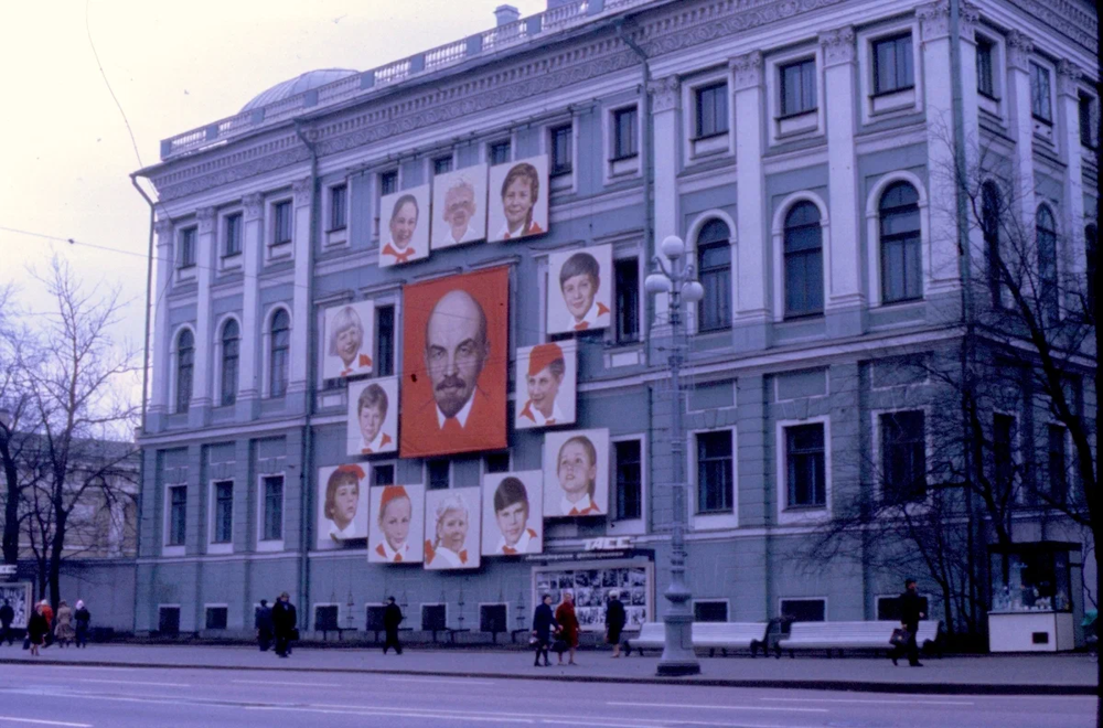 Ленин в окружении пионеров. Место действия - Дворец пионеров на Невском проспекте.