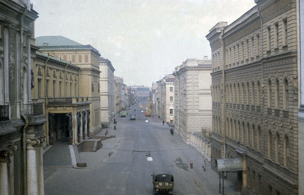 Вид из окон Зимнего дворца на улицу Халтурина (ныне - Миллионная).