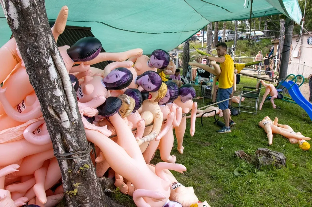 В Ленобласти состоялся массовый заплыв с участием резиновых кукол