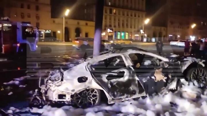 На Кутузовском проспекте в Москве BMW врезалась в столб и загорелась