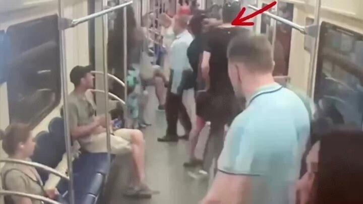 В метро злоумышленник выхватил у пассажира телефон прямо во время разговора