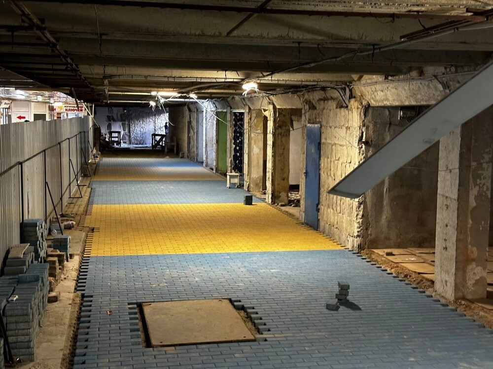 В подземном переходе Белгорода начали демонтаж свеже-положенной желто-синей плитки