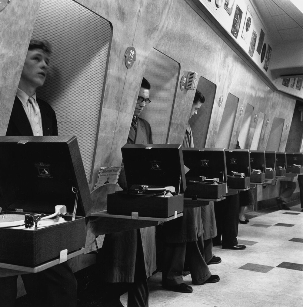 9. Кабинки для прослушивания виниловых пластинок, 1950-е годы