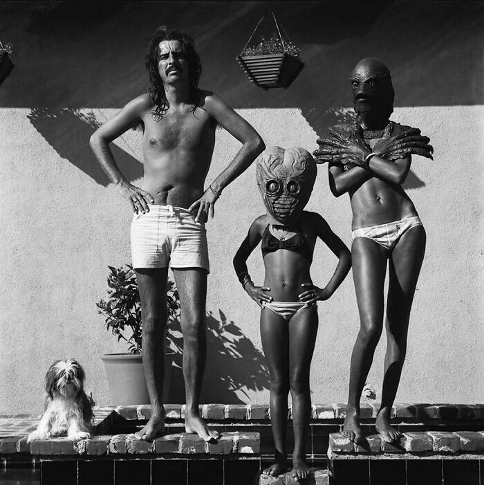 15. Рок-звезда Элис Купер у себя дома со своей девушкой в маске по мотивам фильма "Существо из черной лагуны", ремейк которого вышел на экраны в 1975 году